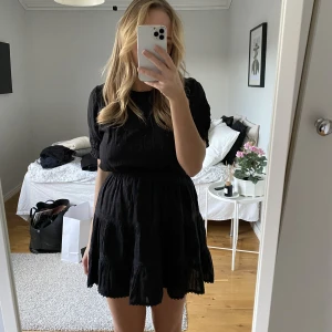 Svart zara klänning  - Så fin volangklänning. Loveshackfancy liknande. Storlek Xs. 