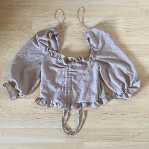 Blus - Superfin blus, använd en gång tyvärr för liten för mig över bysten annars extremt fin🤩