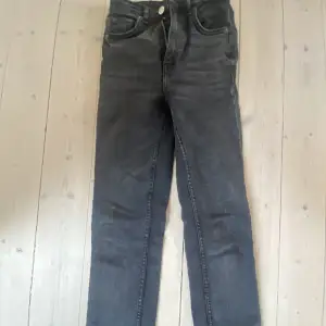 Jeans från zara. Dem är högmidjade med ”trådar” nertill. Jeansen är gjorda för att vara lite korta. Som nya!! Storlek: 32