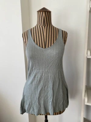 Mintfärgad topp från Lululemon - Jättefin topp från Lululemon. Mintgrön, skönt material och härlig öppen rygg. Alla lappar är bortklippta men jag uppskattar den till en S.