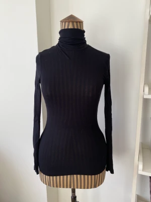 Skön baspolo i ullblandning - Superskön knappt använd polotröja från Benetton. Lappen är bortklippt men är rätt säker på att den är i ull eller ullblandning. Verkligen ett fantastiskt basplagg men är tyvärr för liten för mig.