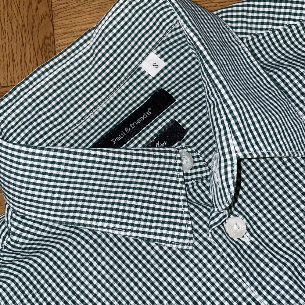 Grön/Vit Paul & Friends Skjorta i bra skick. Finns små tecken på användning, som t.ex tvättlappen som är sliten. Men annars är plagget i sig felfritt. Skjortan är storlek Small och är slim. Finns i Bromma.. Skjortor.