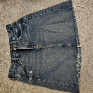 Jeanskjol, 36 - Jeanskjol i storlek 36 Knappt använd