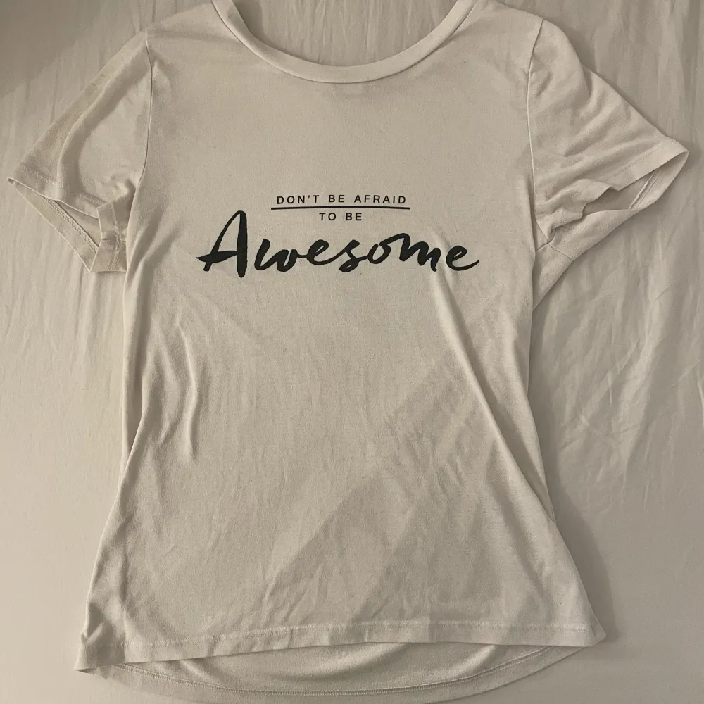 Säljer en vit T-shirt med svart text på framsidan som tyvärr inte kommer till användning. Den är i fint skick i strl S💕. T-shirts.