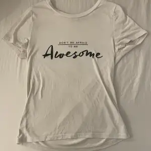 Säljer en vit T-shirt med svart text på framsidan som tyvärr inte kommer till användning. Den är i fint skick i strl S💕
