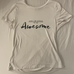T-shirt - Säljer en vit T-shirt med svart text på framsidan som tyvärr inte kommer till användning. Den är i fint skick i strl S💕