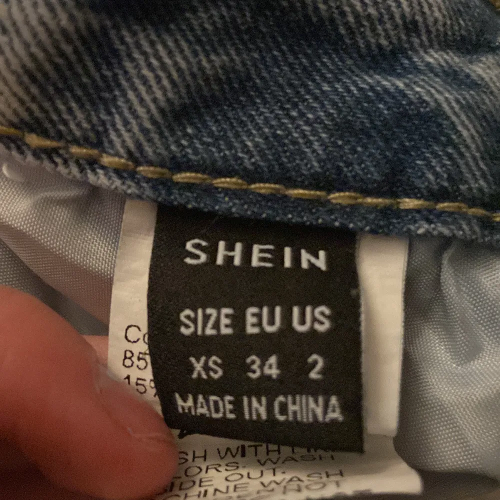 Säljer byxor från SHEIN, bara testade i storlek xs men käns lite större och de är långa i benen. Jeans & Byxor.