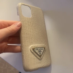 Prada skal - Mobilskal, hittat på loppis Iphone 11