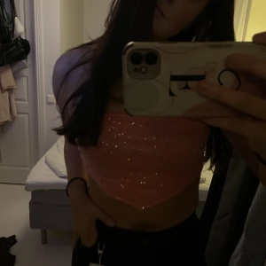 Glittrig topp  - Snygg rosa & glittrig topp. Aldrig använd, lapp kvar! Kommer inte till användning 