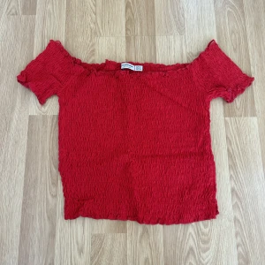Röd topp - Röd topp från Stradivarius i storlek XS, aldrig använd. 