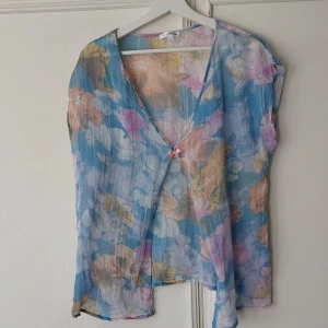 Kappahl - DIY projekt i st 40/42, ursprungligen från Kappahl. Toppen är öppen där fram och fäst med en rosa rosett. DIY projekt som sagt, därav det låga priset ☁️Frakt ligger mellan 15-60kr, fråga om exakt kostnad ☁️Fraktkostnad vid samfrakt kan variera ☁️Först till k