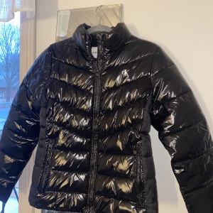 Jacka  - En fin calvin klein jacka i storlek S💗använd lite förra vintern men fortfarande i fint skick! Säljer den för 400 vid snabb och enkel affär! 