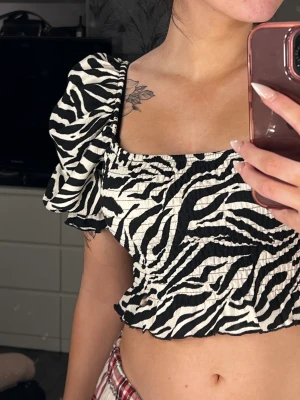 Topp från bikbok - Jätte fin zebra topp från bikbok, stl S, använt fåtal gånger så den är i jätte bra skick!