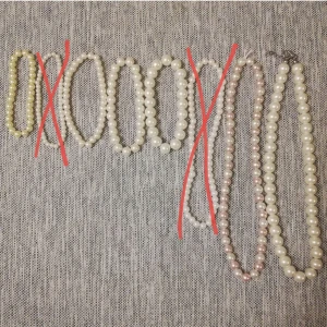 Pärl halsband och armband - Det första armbandet: små pärlor, lite mer gulaktigt, 18 cm. Det andra: Såld. Det tredje: vitt, små pärlor, 19 cm. Det fjärde: vitt, mellanstora pärlor, 19 cm. Det femte: vitt, stora pärlor, 19 cm. Det första halsbandet: vitt, små pärlor