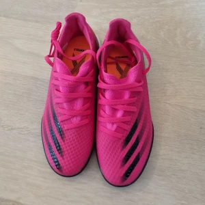 Futsall skor - Tja! Säljer nu min syrras inomhusskor/futsall skor. Aldrig använda. Skick 10/10. Pris kan, diskuteras vid snabbköp