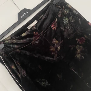 Byxor - Blommiga byxor i typ sammet, storlek 34