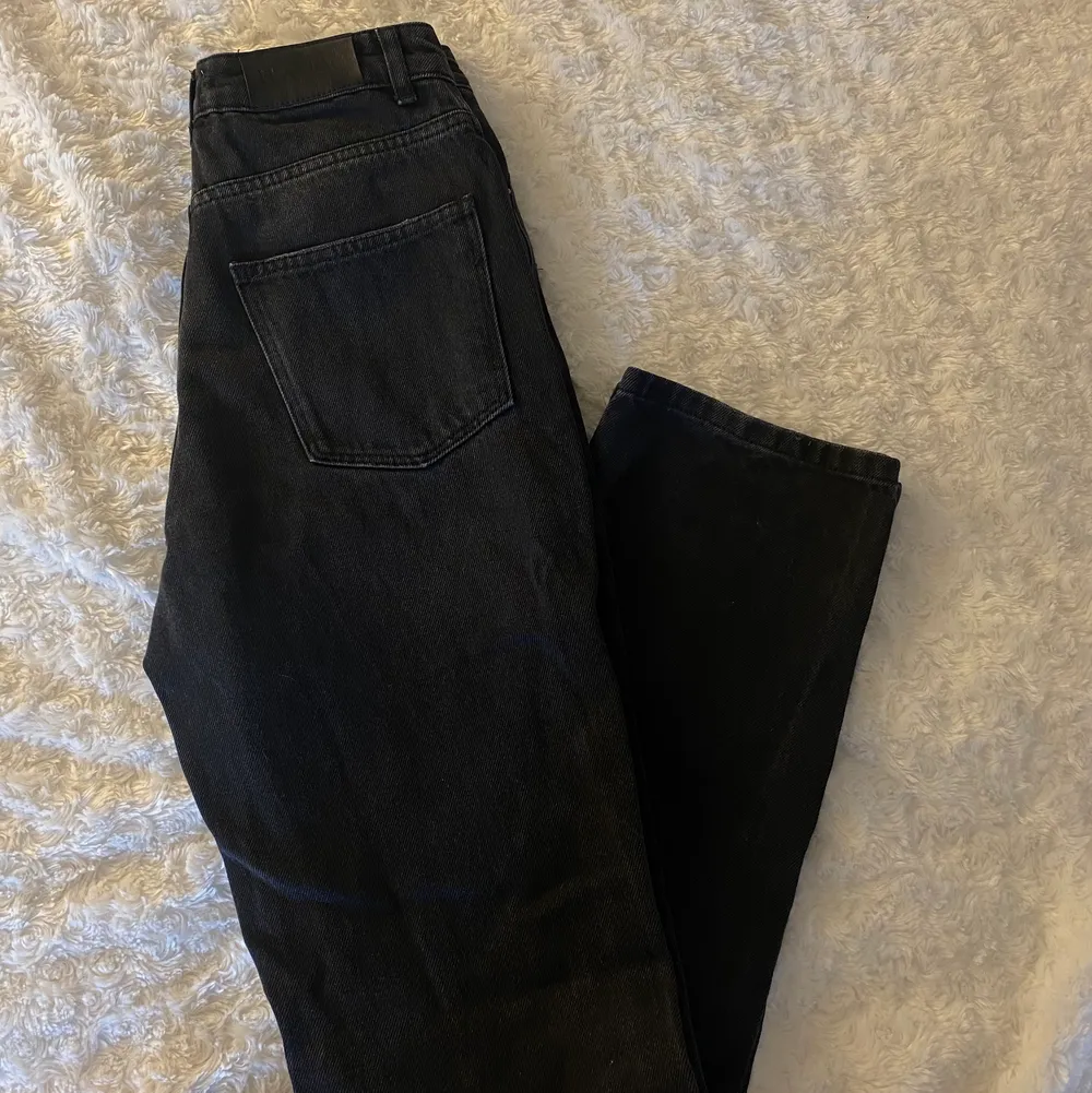 Säljer mina svarta jeans med hål, dom är ifrån Nakd<3 väldigt fint skick på dom, nästan aldrig använt pågrund utav att dom inte är min still på jeans tyvärr.  Hoppas då att ngn annan kan få användning av dessa🥰  Frakt betalar köparen<3. Jeans & Byxor.