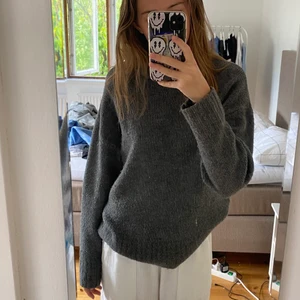 Stickad tröja - Mörkgrå stickad tröja som är i ett sååå skönt material, inget stickig alls💗