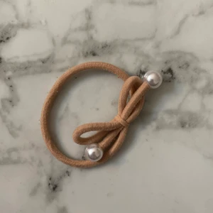 Armband/ Hårsnodd  - Beige hårsnodd från ur&penn köpt för 10kr säljs för 3kr