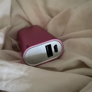 Rosa powerbank - Powerbank som är liten och smidig att ta med sig. På en utav bilderna visar jag att den funkar genom att den blinkar blått vid laddning. 💕Tryck på ”köp nu” för att få hem den inom 2 arbetsdagar💕