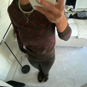 Festtopp från &otherstories - Cool festtröja från &otherstories som ej finns att köpa längre! Är i storleken xs men passar mig bra som är en s. Knappt använd!✨