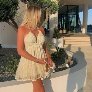 Klänning - Tryck inte på köp direkt! (lånade bilder). Säljer denna super söta klänningen i storlek S som använts 2 gånger under sommaren. Mitt pris är 150 kr. Köparen står för frakt.❤️‍🔥