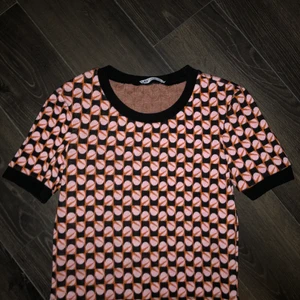 Cropped tshirt - Kroppad t shirt med fint motiv. Mjuk och bekväm. 