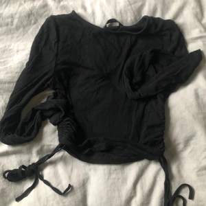 Tröja - Ribbad tröja med drag detalj på sidorna