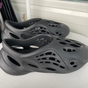 Adidas foam runner  - Hej säljer mina foam runners använda 2-3 gånger. Hör av er vid frågor osv köparen står för frakt.