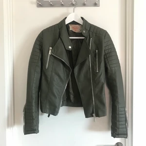 Voyelles Skinnjacka  - En skinnjacka från Voyelles som jag köpte för några år sen och som har använts väl men som frf har kvar sin fina form och utseende som när jag köpte den! Säljer pga att jag ej får användning för den. Nypris - 600kr ~ Kontakta mig privat för fler frågor. 