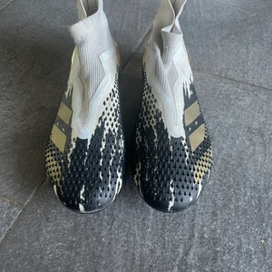 Adidas predator 20+  - Hej! Säljer dessa fotbollsskor då jag har växt ur dom. De är i princip oanvända utan har mest stått på hyllan. Köpte dom för 2700. 