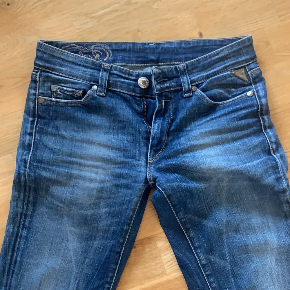 Replay jeans med jättesöta detaljer. Dem är flare/bootcut och lågmidjade. Så tråkigt att jag behöver sälja dessa eftersom jag verkligen älskar dem men tyvärr har de blivit aningen för små för mig. Pris kan diskuteras💗. Jeans & Byxor.