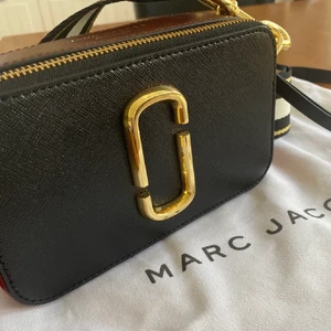 Marc Jacobs väska  - Säljer denna jättefina väska aldrig andvänd. Nypris ungefär 3700 kr jag säljer för 2700 kr.