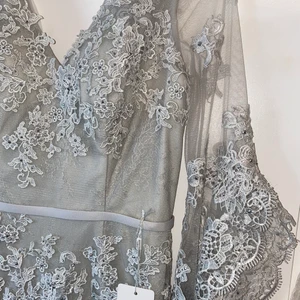 Balklänning  - Silver/grå  Balklänning från Dressroom. Fint skick då den är använd endast en gång.  Säljs på grund av för liten storlek. Ordinarie pris: 5990kr