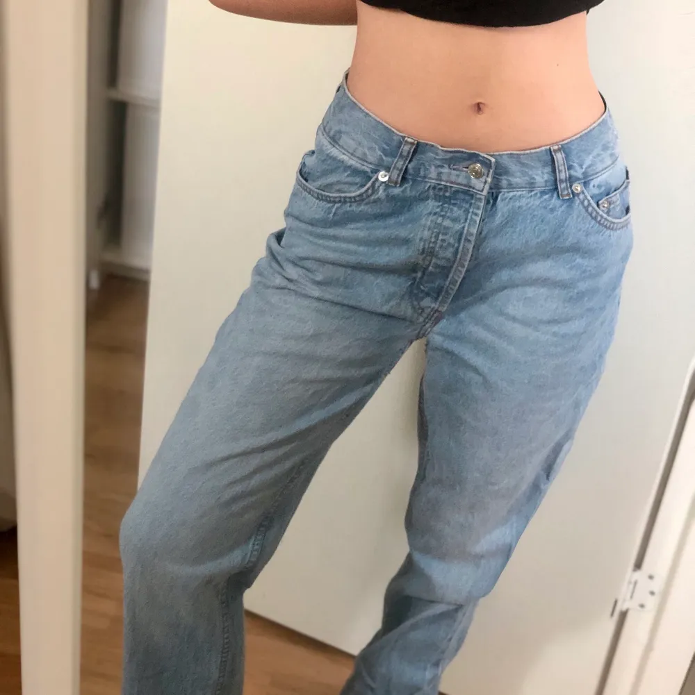 Ljusblå lågmidjade jeans från Asos i storlek S. Fint skick😊. Jeans & Byxor.