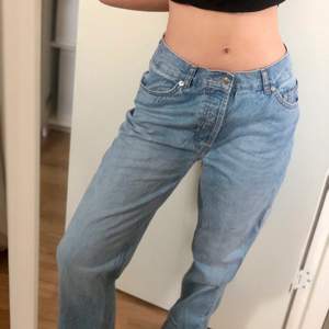 Ljusblå lågmidjade jeans från Asos i storlek S. Fint skick😊