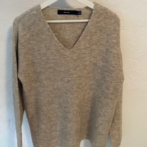 Stickad tröja - Beige stickad tröja från vero moda. Frakt 57kr.