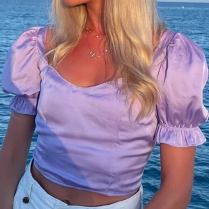 Lika sidentopp med öppen rygg - Jättesöt snörning på ryggen. Fint material