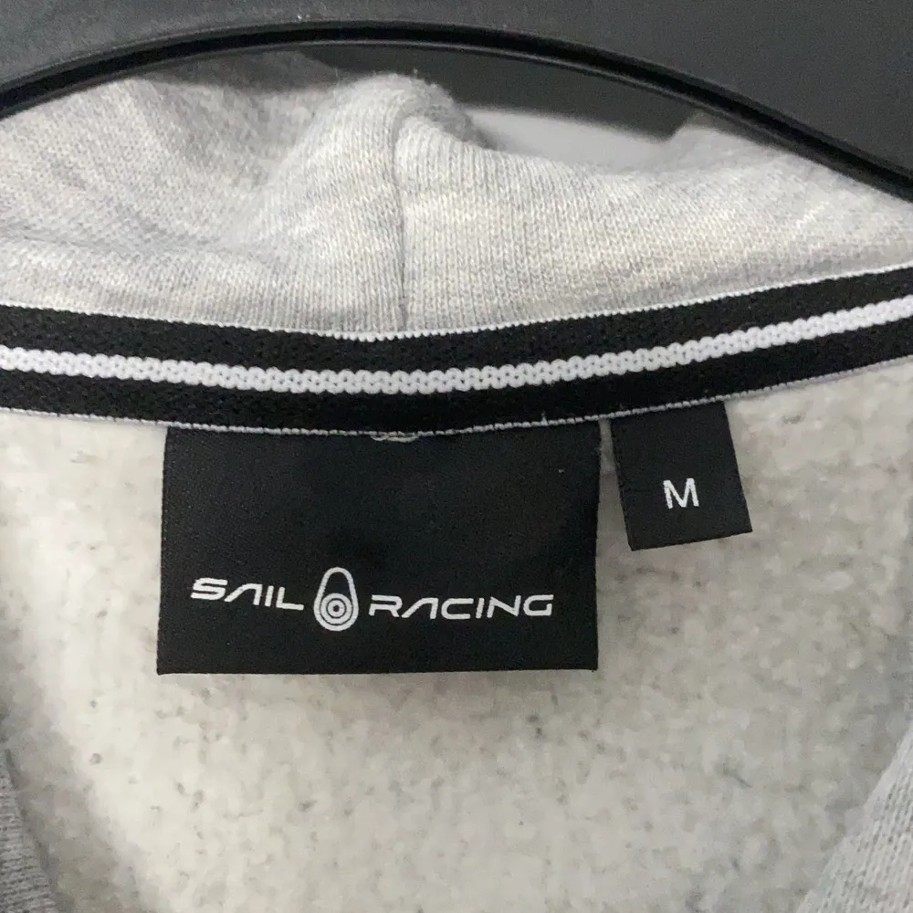 Säljer en fin grå Sail Racing kofta/hoodie i storlek M Använd men fint skick. Hoodies.