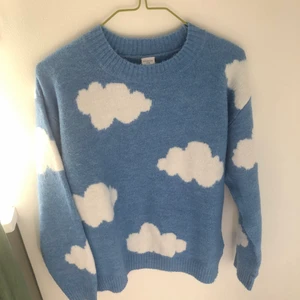 Gosig tröja med moln - Jätteskön tröja med moln på. Använd endast en gång då den inte riktigt är min stil. 150kr+frakt💛
