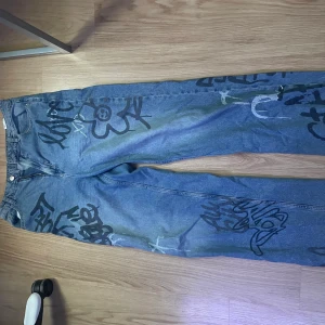 Hm jeans  - Hm jeans med mönster, använda. Högmindjade 