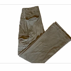 Byxor - Baggy cargobyxor med innerbenslängden 87 och midjemåttet 39. De är i bra skick. Kan såklart klippas om de är för långa eftersom de baggy och inte flared.