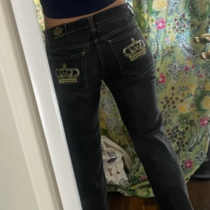 Victoria Beckham jeans  - Ett par Victoria Beckham jeans, Säljer för att dem e för små men dem e i bra skick, långa o lite utsvängda i benen och lågmidjade storlek 30 Pris kan diskuteras