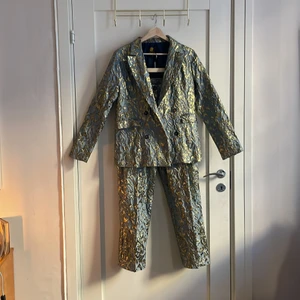 Unik, guldig & grå kostym från Dusty Daze - Unik kostym med guldiga detaljer från Dusty Daze. I storlek S! Inhandlad på ASOS! 