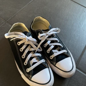 Converse All Star Low black  - Säljer mina fina Converse All Star Low i svart då dom tyvärr är lite för små :(  fina och använda ett fåtal gånger! Kan mötas upp i Stockholm! Nypris 750kr. Storlek 36.5. 