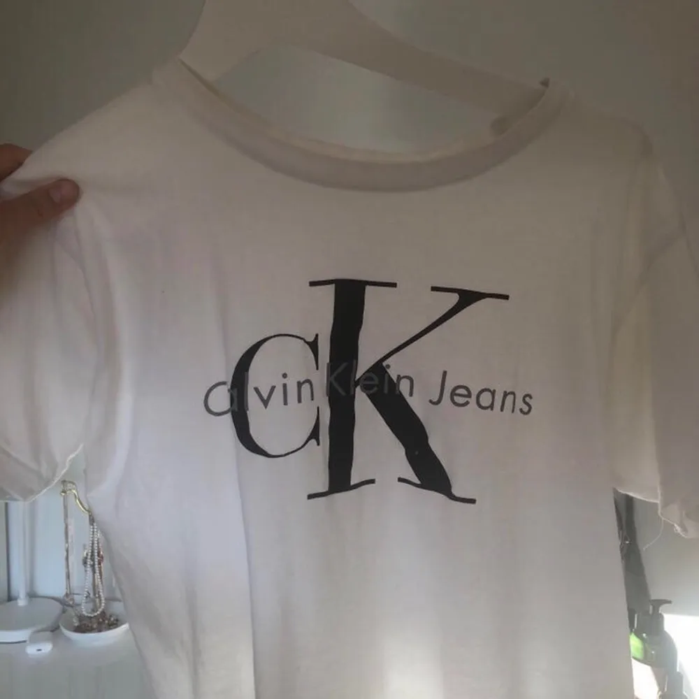 Säljer min älskade Calvin Klein t-shirt då den inte riktigt är min stil längre! Den har så otroligt skönt och fint material verkligen, och den är i jättefint skick💗💗 pris går att diskutera såklart! (fungerar lika bra för killar som tjejer!). T-shirts.