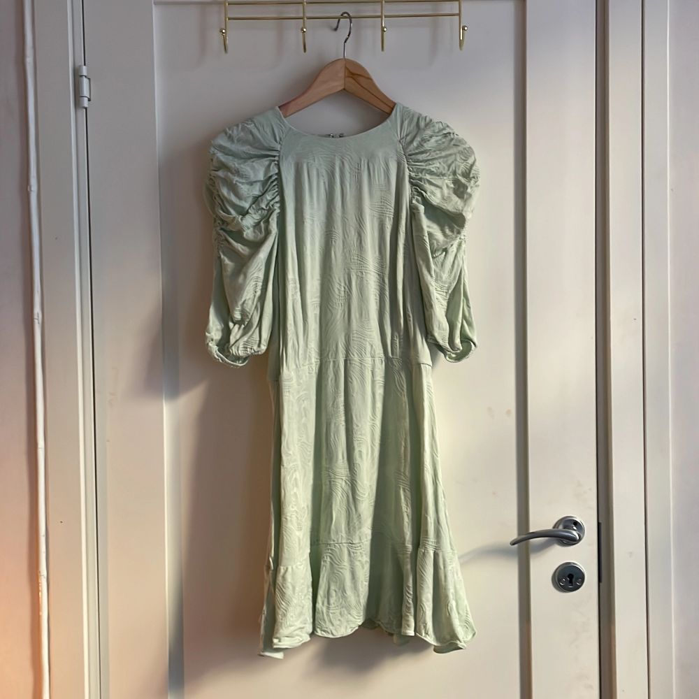 Mintgrön klänning med puffärmar från &other stories i storlek 42. 100% viskos. . Klänningar.