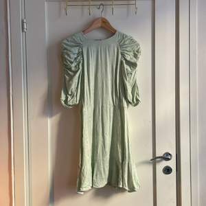 Mintgrön klänning med puffärmar från &other stories i storlek 42. 100% viskos. 