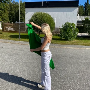 Vero Moda vita jeans  - Säljer dessa vita Low waist jeansen från vero Moda, då dom tyvärr inte kommer till användning. Dom är storlek w29/L32, byxorna är även i väldigt bra skick, skriv privat för frågor och funderingar🥰