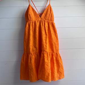 Säljer denna fina orangea klänningen från Zara!! 🙌🏼 Aldrig använd och har prislappen kvar, den är slutsåld på hemsidan. Har vanligtvis XS-S men denna passar mig då man kan ställa in den i ryggen. Skriv för frågor eller fler bilder. 🧡 Köparen står för frakt